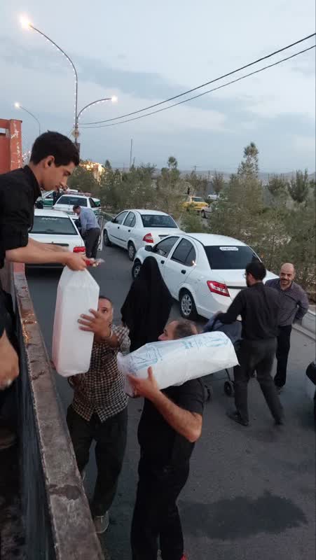 توزیع یخ بهداشتی در میان ایستگاه های صلواتی بلوار پیامبر اعظم(ص) توسط قرارگاه مردمی اربعین