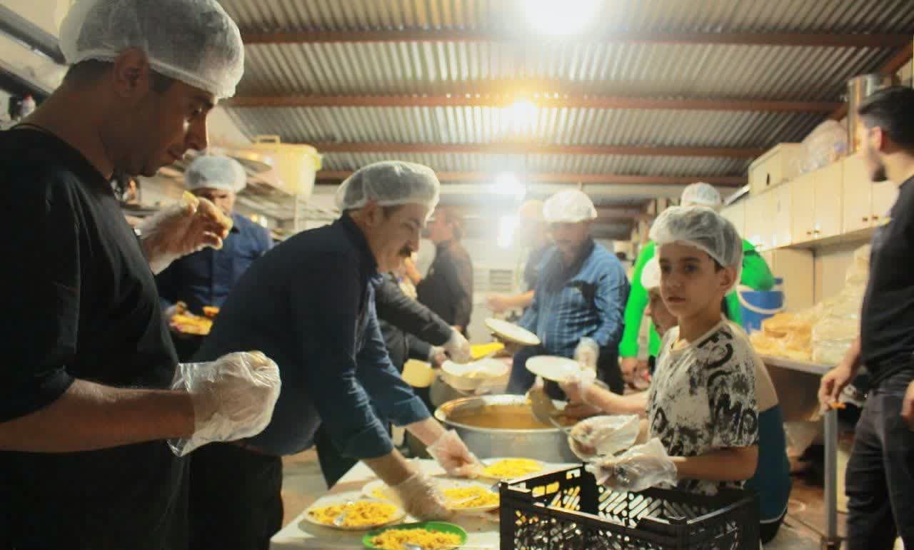 طبخ و توزیع روزانه ۵۰۰۰ پرس غذای گرم در قرارگاه مردمی اربعین قم